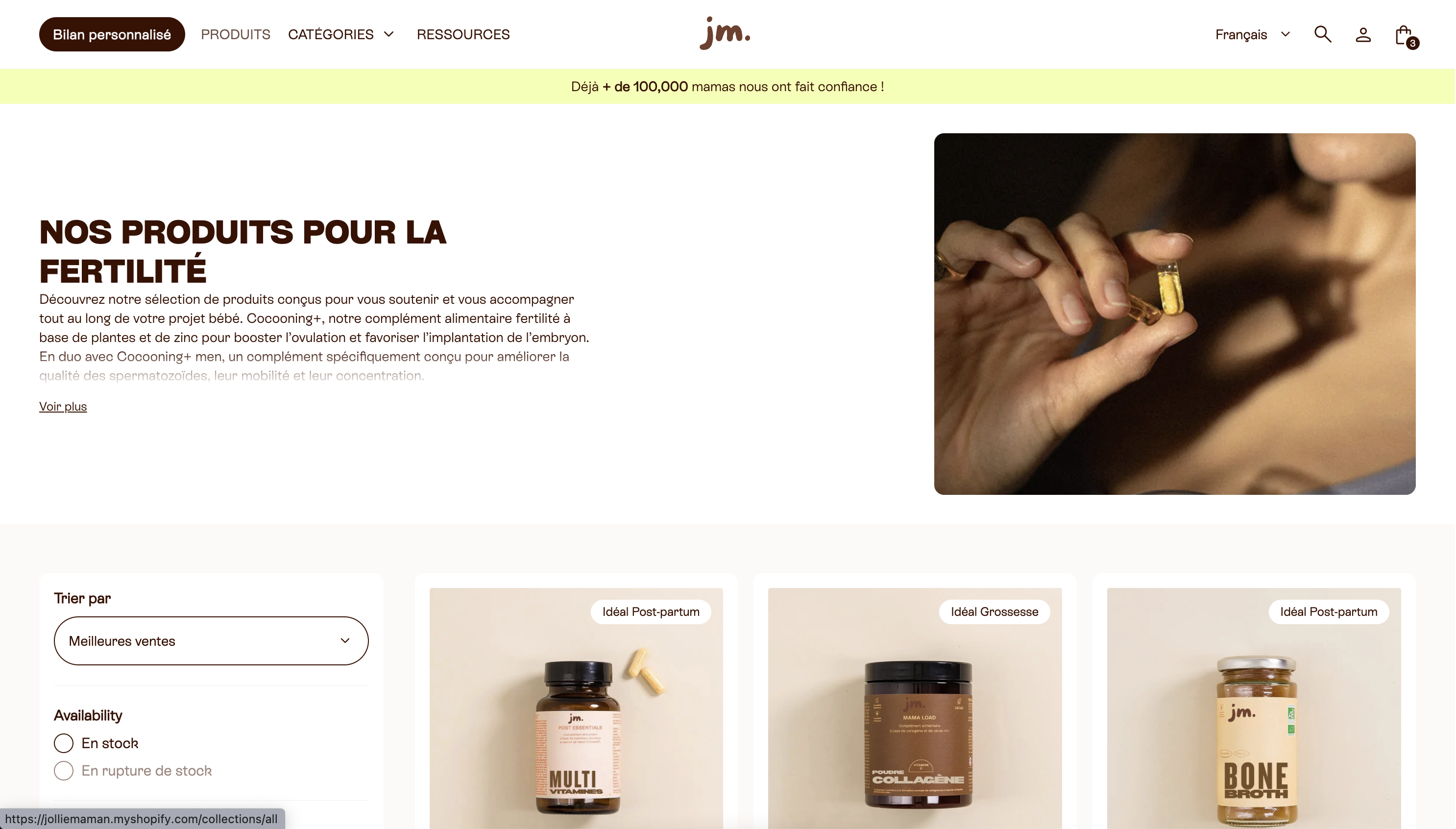 Section du site montrant des produits de fertilité avec une main tenant deux capsules, une bouteille de multivitamines, un pot de poudre de collagène et un pot de bouillon d'os.